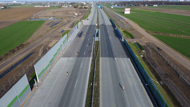 Od 18 listopada kierowcy jadący jezdnią w kierunku Katowic mają do dyspozycji kolejnych 10 km w pełni funkcjonalnej, trzypasowej autostrady A1Zobacz kolejne zdjęcia. Przesuwaj zdjęcia w prawo - naciśnij strzałkę lub przycisk NASTĘPNE