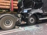 Zderzenia ciężarówek w Jeleniowie. Kierowca w ciężkim stanie. Kabina została zmiażdżona [ZDJĘCIA]