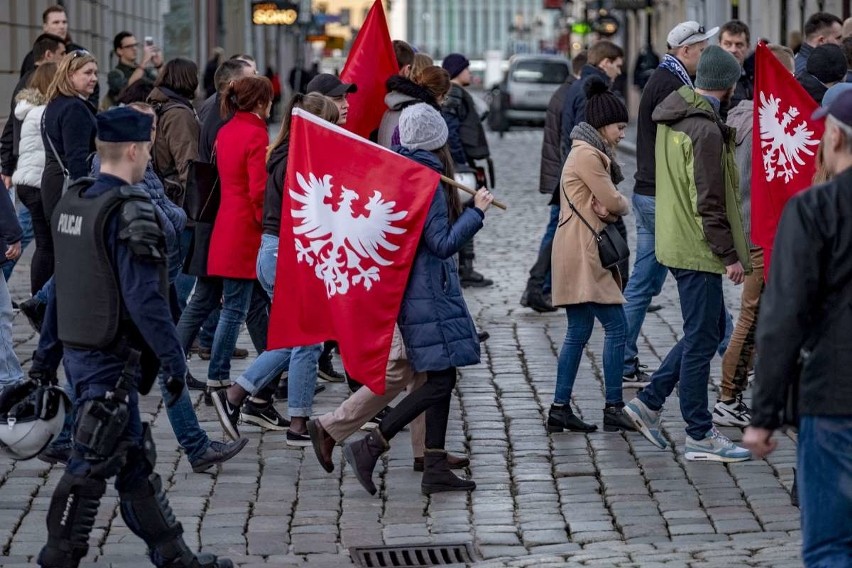 Kilkaset osób wzięło udział w Marszu Zwycięstwa, który w...