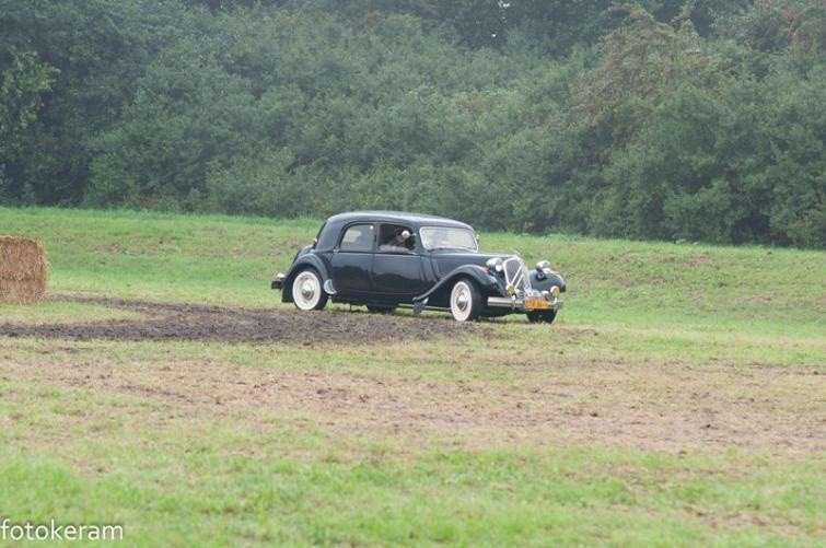 Widowiskowe próby sportowe samochodów zabytkowych na Moto...