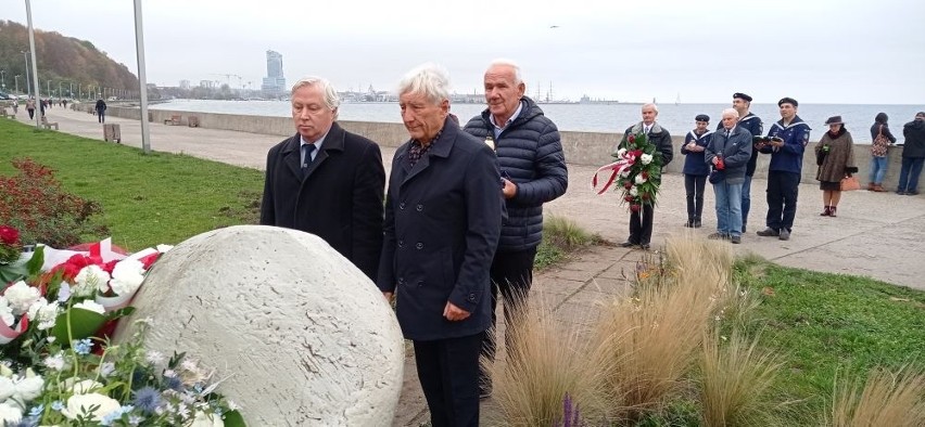 Gdynia. Żeglarze oddali hołd żeglarzom pod pomnikiem "Tym, co odeszli na wieczną wachtę". ZDJĘCIA