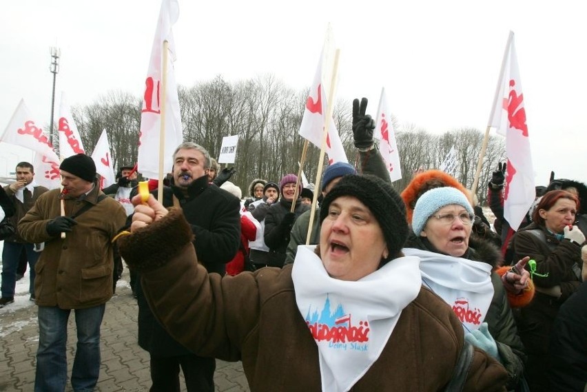 Wrocław: 100 osób manifestowało przed LG Chem (ZDJĘCIA i FILM)