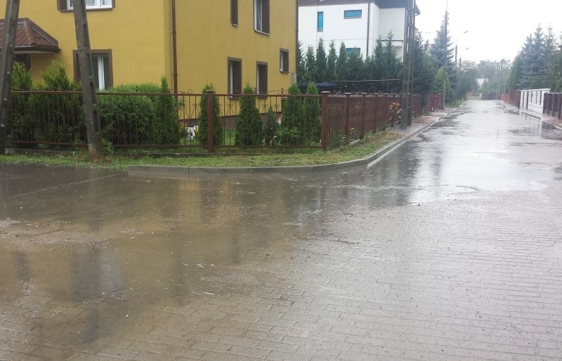 - To dzieje się po niedużym deszczu na drodze w Łapach -...