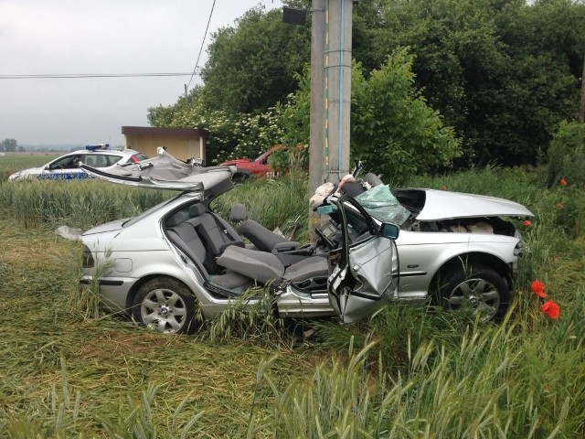 Lekarz stwierdził zgon. Policjanci wyjaśniają przyczyny wypadku. Kierowca podróżował sam. Straty oszacowano na 15 tys. złotych.