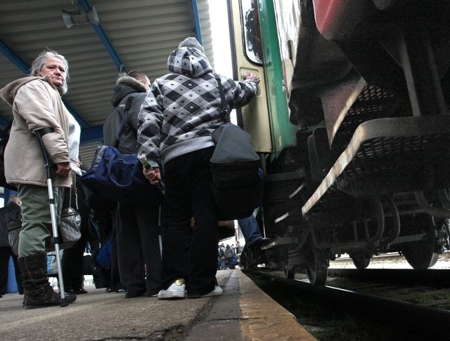 Pasażerowie wsiadają do pociągu na słupskim dworcu PKP.