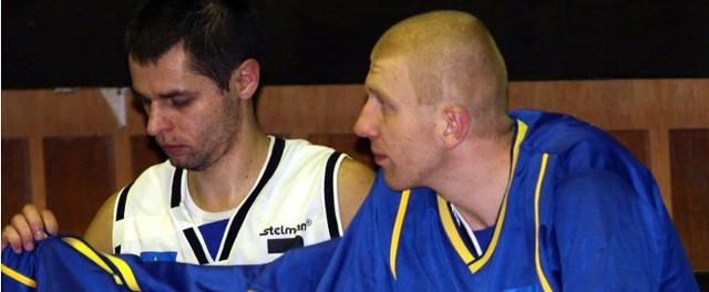 Michał Rabka (z prawej, obok kapitan drużyny Michał Baran) w sobotnim meczu z koszykarzy Siarki Tarnobrzeg z Big Starem Tychy nie zagra.
