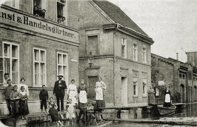 Zalana ulica Pocztowa podczas powodzi w 1903 roku. To miejsce, w którym obecnie znajduje się wejście na teren ośrodka sportu