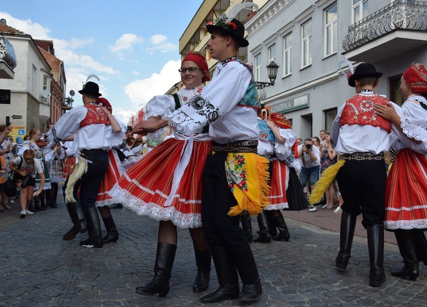 Gorlice. Festiwal Świat pod Kyczerą. Przez miejski deptak przeszedł barwny korowód artystów z różnych stron świata