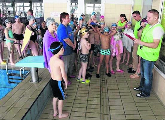 Uczestnicy niedzielnych zawodów, które odbyły się w ramach nowej edycji Kazimierskiej Ligi Pływackiej. 