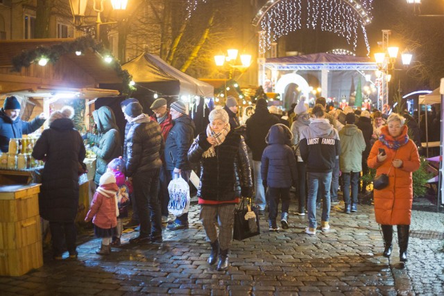 W niedzielę podczas finału trzydniowego bożonarodzeniowego  jarmarku nie zabrakło władz miasta, tłumu słupszczan, którzy się świetnie bawili, także ci najmłodsi, na których czekała wioska Św. Mikołaja, pokaz rzeźb lodowych oraz karuzela.Starsi woleli grzane wino oraz występy chórów i solistów. Było wspólne gotowanie z finalistami programu Masterchef oraz licytacja nagród. Podczas finałowego koncertu poczuć można było... święta.