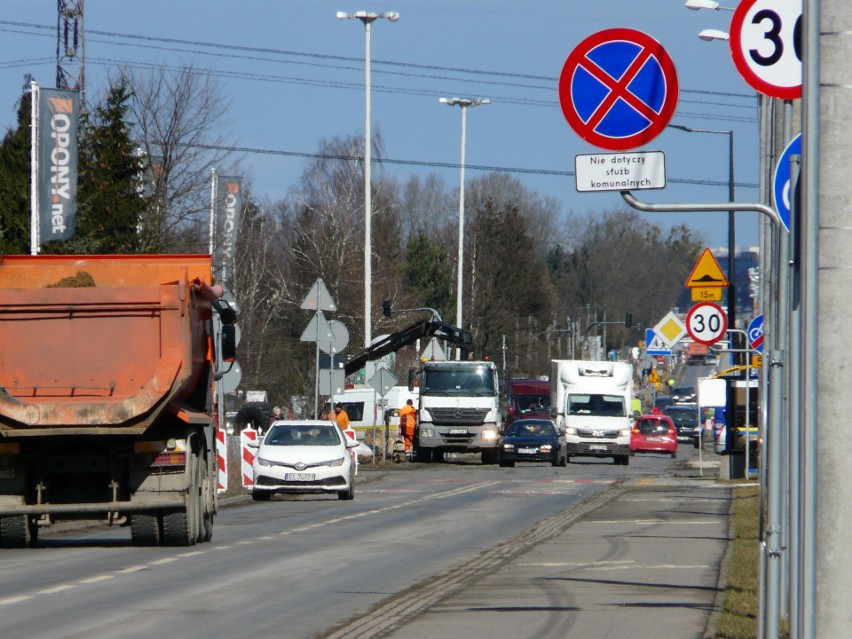 Pabianice. Budują torowisko na kolejnym odcinku ul. Warszawskiej. Wielka modernizacja linii 41 ZDJĘCIA