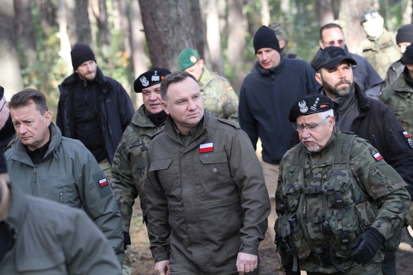 Nowa Dęba. Prezydent Andrzej Duda i minister obrony narodowej Mariusz Błaszczak spotkali się z ćwiczącymi żołnierzami [ZDJECIA]