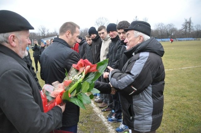 Jerzy Jurczak (z prawej) odbiera gratulacje od burmistrza Artura Ludewa (w środku) i sponsora klubu Zygmunta Kobylarczyka.