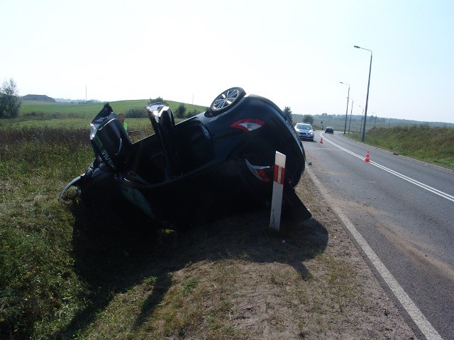 Renault megane wpadło w poślizg na plamie oleju rozlanego na obwodnicy Wąbrzeźna