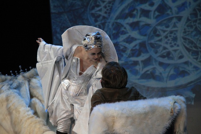 W Królowej śniegu zadbano  także o efektowną scenografię i równie efektowne kostiumy. Zdjęcie z próby