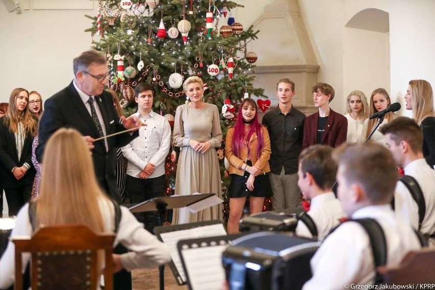 Uczniowie z Nałęczowa razem z Pierwszą Damą ubierali choinkę w Pałacu Prezydenckim (FOTO)