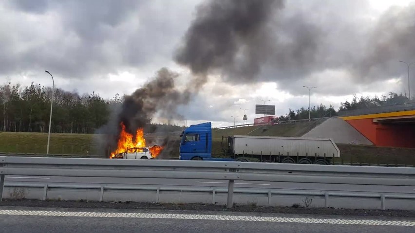 Czytelnik nagrał pożar samochodu na trasie S3 pod Zieloną...