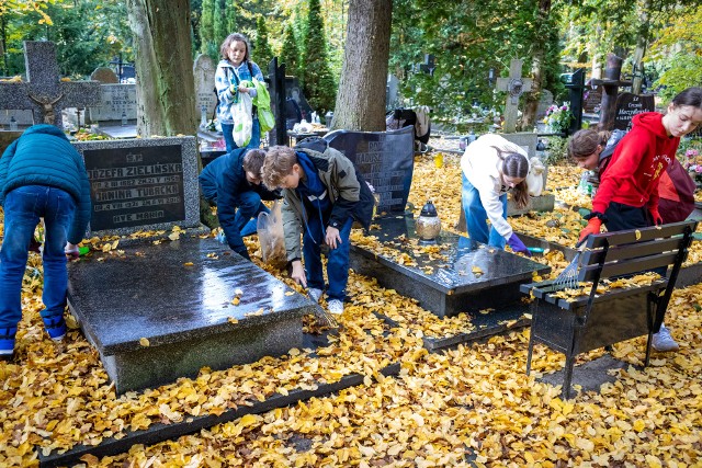 Szczecinianie już przygotowują Cmentarz Centralny na Wszystkich Świętych