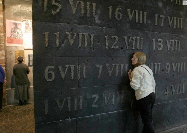 Monument przecinający wszystkie poziomy ekspozycji