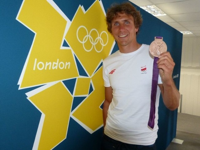 Przemysław Miarczyński w czwartek dumnie prezentował medal olimpijski zdobyty w Londynie.