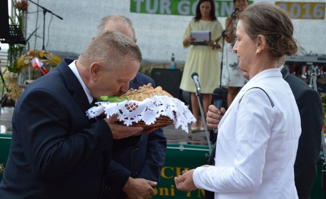 Moment przekazania chleba przez starostę i starościnę Dożynek w Turze Górnym, na ręce Mirosława Walaska, wójta gminy Michałów.