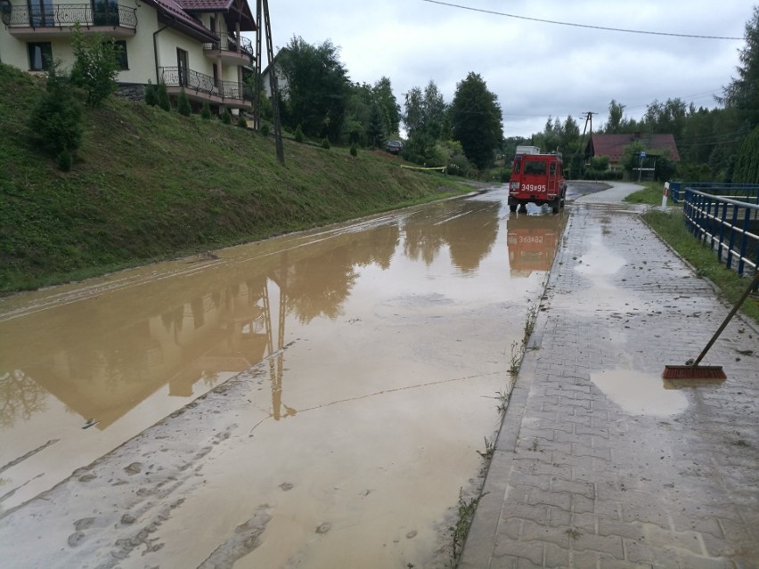 Ulewa nad Moszczenicą. Strażacy sprzątają kamienie i błoto naniesione przez deszcz [ZDJĘCIA]