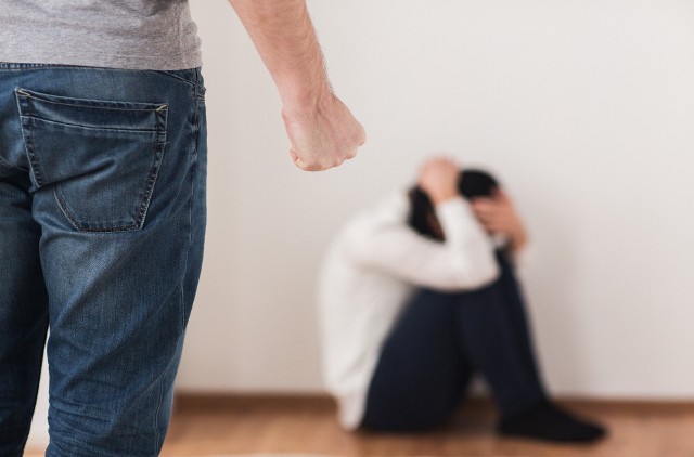 Eksmisja z mieszkania sprawców przemocy domowej jest możliwa dzięki ustawie antyprzemocowej.
