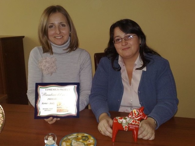Justyna Czerepska (od lewej) i Małgorzata Woroszyło pokazują pamiątki z państw odwiedzonych dzięki Comeniusowi