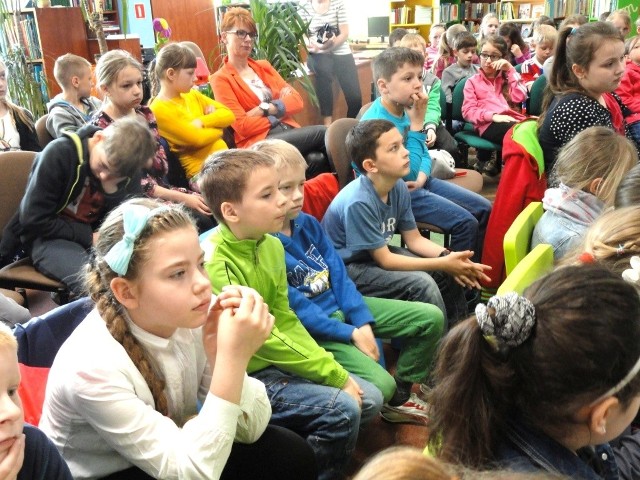 Dzieci słuchały z zainteresowaniem.