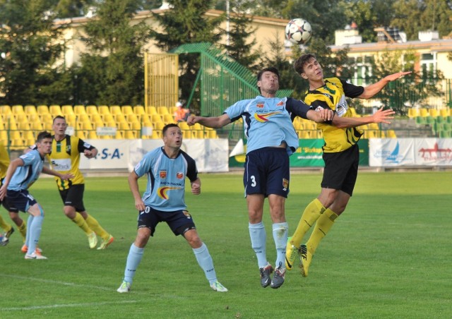 W niedzielę drugoligowi piłkarze Siarki Tarnobrzeg (na zdjęciu w żółto-czarnym stroju Michał Paluch, w tle Marcin Truszkowski) przegrali 0:2 ze Zniczem Pruszków.