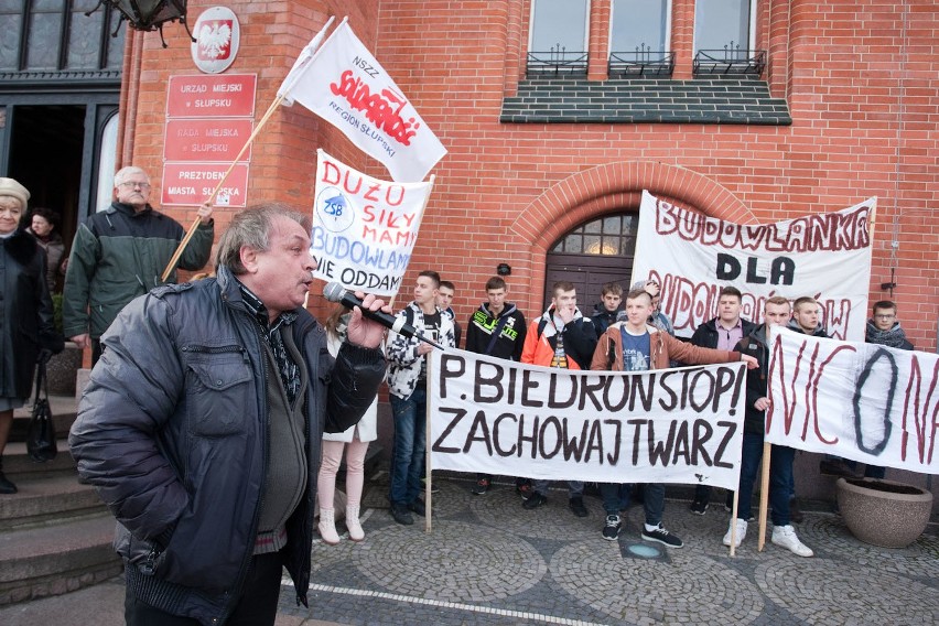 Protest uczniów budowlanki przed słupskim ratuszem (zdjęcia)