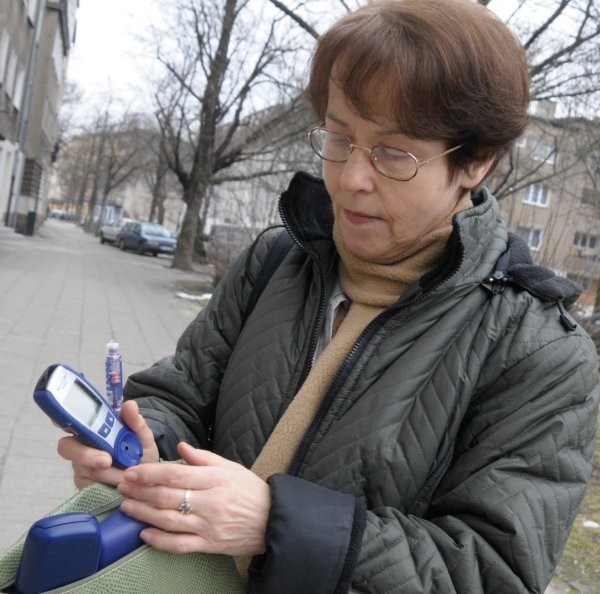 Maryli Kobiałki choroba w niczym nie ogranicza. Wstrzykiwacz insuliny może nosić w torebce podobnie jak pozostały, podstawowy sprzęt diabetyka np. aparat do mierzenia poziomu cukru.