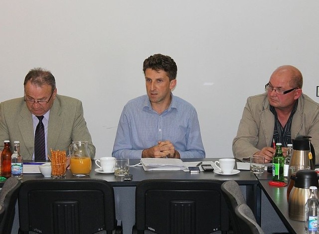 Witold Rożałowski (w środku) był w poprzedniej kadencji przewodniczącym rady w gminie Krapkowice. Teraz miałby tam kierować biurem rady.
