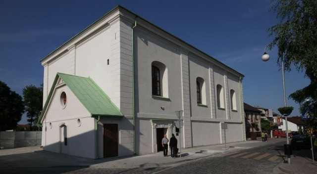 Jedną z atrakcji w Chmielniku jest odnowiona synagoga, w której mieści się Ośrodek Edukacyjno-Muzealny Świętokrzyski Sztetl.