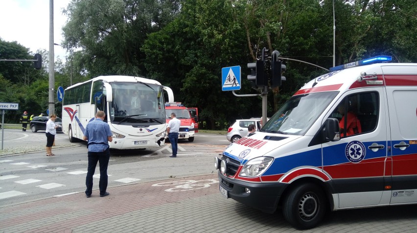 Autobus zderzył się z osobówką [ZDJĘCIA]