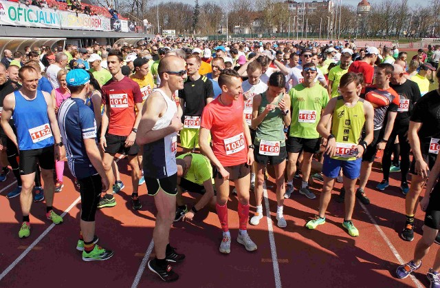 W sobotę, 6 kwietnia, rozpoczęła się czwarta edycja biegów Four Colours Grand Prix Inowrocławia 2019. Jako pierwszy odbył się Green Run - Bieg Zielony. Na starcie stanęło ok. 700 biegaczy, którzy walczyli na dystansach 5 lub 10 kilometrów. Prezentujemy zdjęcia ze startu.