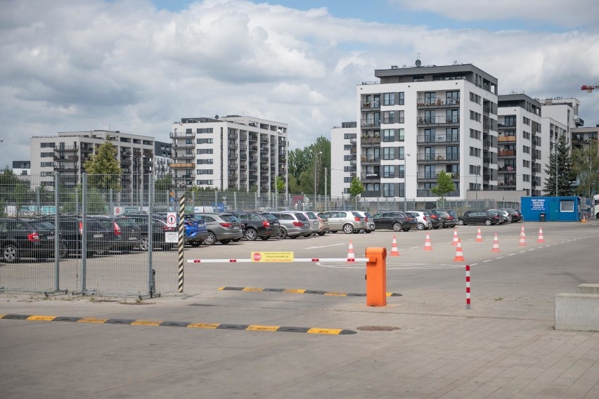 4. Czy jest czynny parking?...