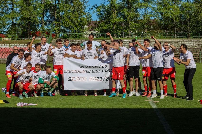 Tak piłkarze Korony Kielce do 19 lat po zwycięstwie z Resovią Rzeszów fetowali awans do Centralnej Ligi Juniorów!