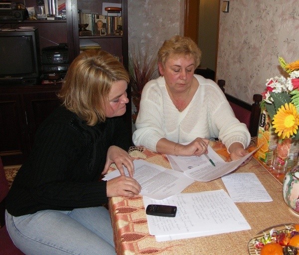 Anna Szymoniak ( pierwsza z lewej ) i Jolanta Junkiert-Bojczewska zamierzają podać spółdzielnię do sądu.