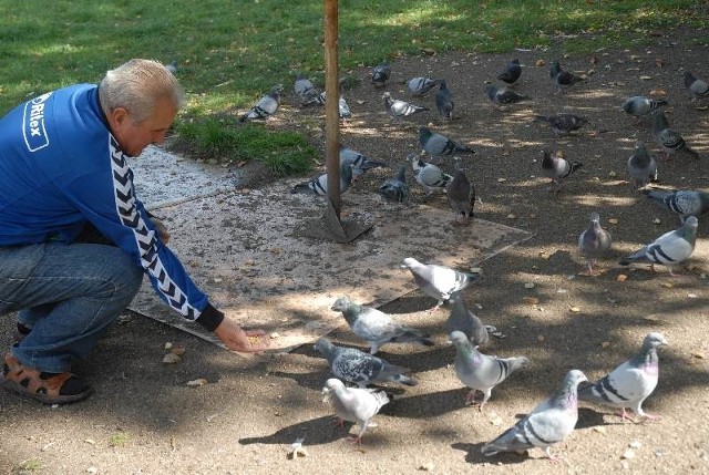 Mieczysław Jańczyk lubi zwierzęta, uważa, że należy się im pomoc. Więc pomaga.