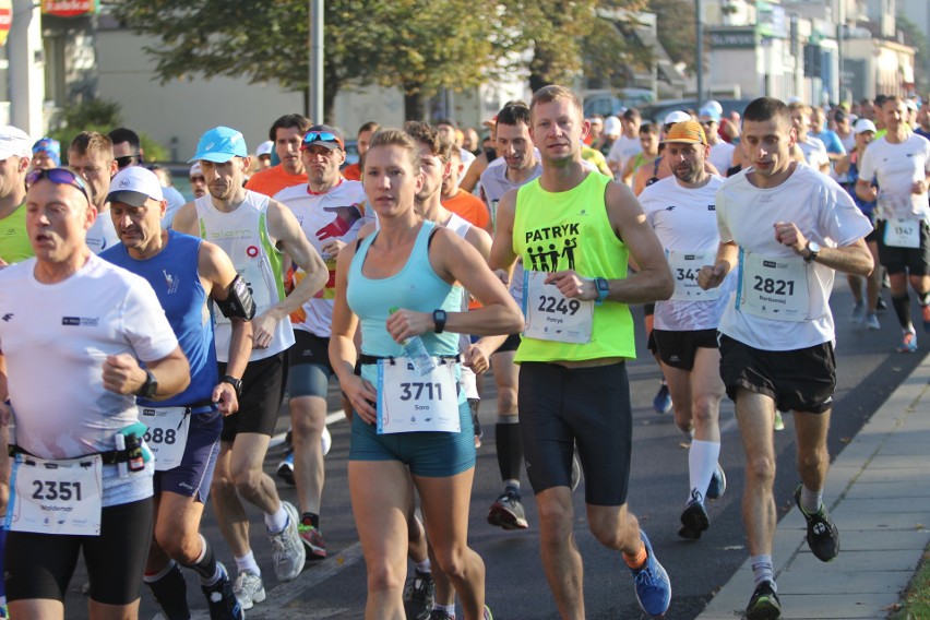 Zdjęcia z maratonu w Poznaniu 2018 - biegacze na pierwszym...