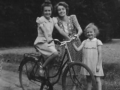 W Westfalii siostry sfotografowały się z rowerem pożyczonym w gospodarstwie, w którym mieszkały.