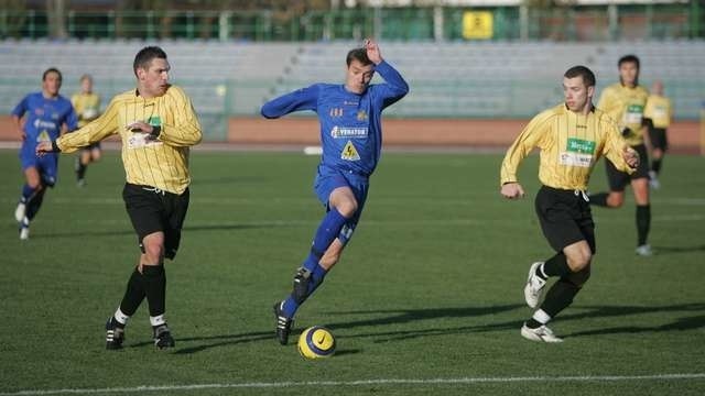 Sześć lat temu Jarosław Maćkiewicz (niebieski strój) został piłkarzem 40-lecia Elany. W tym sezonie może zagrać przeciwko swojemu byłemu klubowi