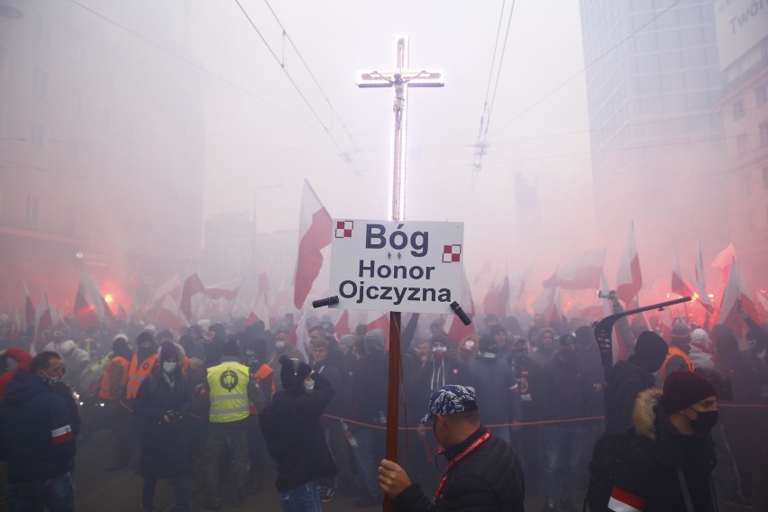 Marsz Niepodległości w Warszawie. Narodowcy wraz z kibicami...
