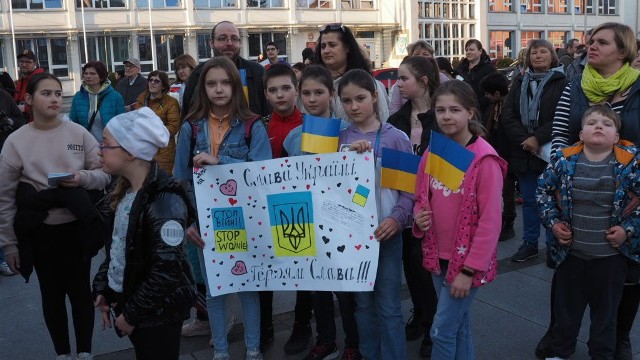 We wtorek o godzinie 17.00 przed koszalińskim ratuszem spotkali się koszalinianie, by wyrazić swoje wsparcie uchodźcom wojennym z Ukrainy.