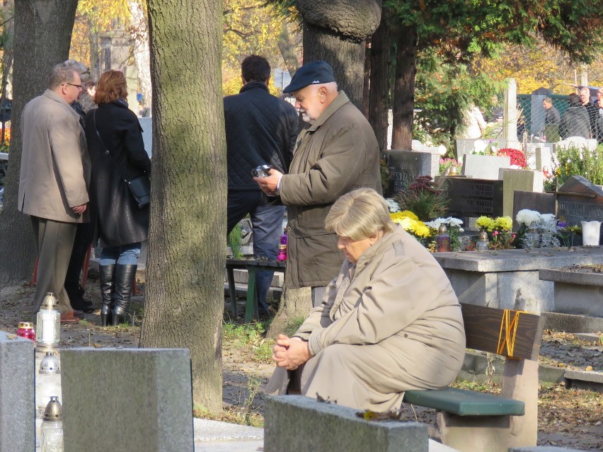 Cmentarze przy Francuskiej i Sienkiewicza w Katowicach: odwiedzamy bliskich, wolontariusze kwestują