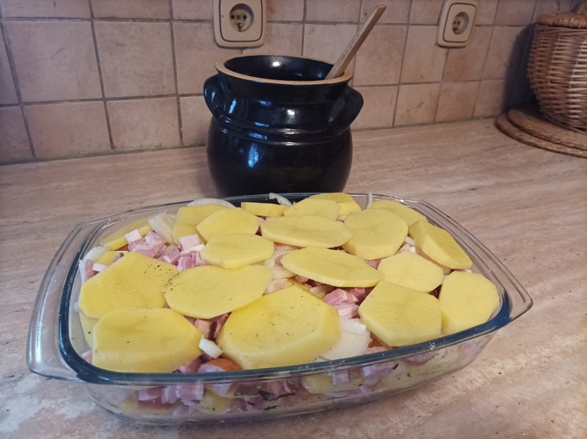 Ziemniaki z boczkiem i cebulą - prosty pomysł na obiad z...