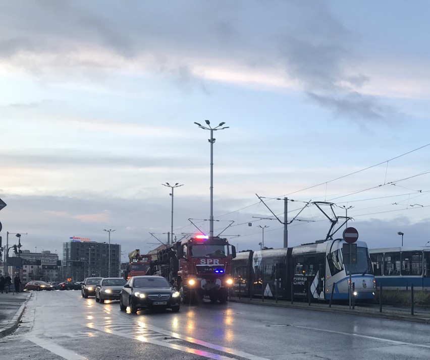 Wypadek dwóch tramwajów na pl. Jana Pawła II. Potężne utrudnienia 
