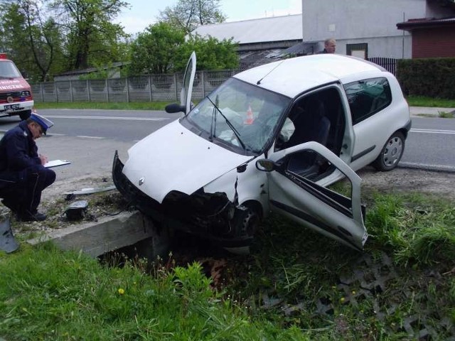 Renault clio uderzyło w przepust. Kierowca i pasażerka trafili do szpitala.