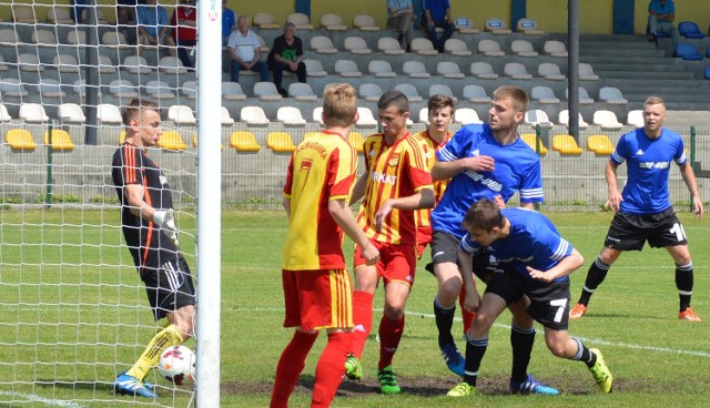 Radosław Górka (drugi z prawej w niebieskiej koszulce) zdobywa jedyną bramkę dla Trzebini w jej zwycięskim meczu nad Kalawarianką 1:0, odniesionym na własnym boisku.